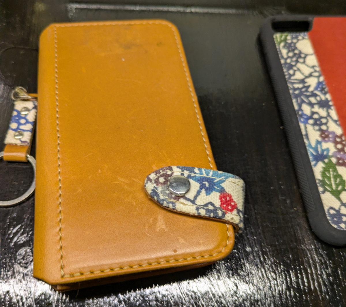 紅型の装飾されたスマホケース